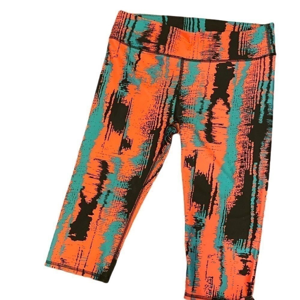 Fabletics NWOT Capri Leggings Size M